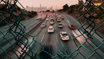 青训机构建立家校合作机制强化学生自律管理，建立健全家校合作机制